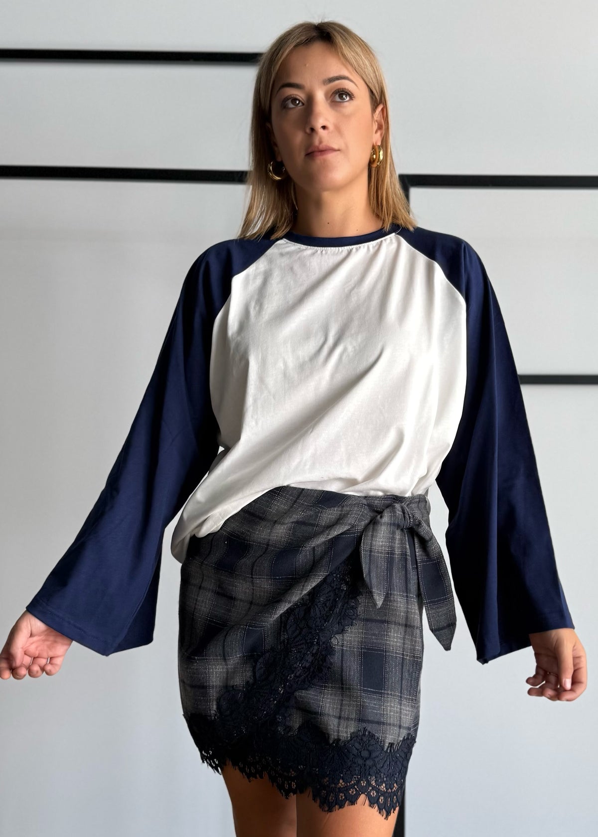 T-shirt bicolore con maniche raglan svasate