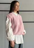 Carica l'immagine nel visualizzatore della galleria, Gilet ZAHJR in maglia rosa
