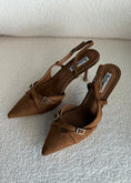 Carica l'immagine nel visualizzatore della galleria, Slingback THEVICE in suede cammello
