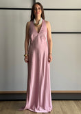 Carica l'immagine nel visualizzatore della galleria, Abito lungo KONTATTO rosa con scollo schiena
