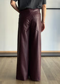 Carica l'immagine nel visualizzatore della galleria, Pantalone dritto in ecopelle -ZAHJR
