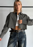 Carica l'immagine nel visualizzatore della galleria, Camicia cropped a quadri con taschino
