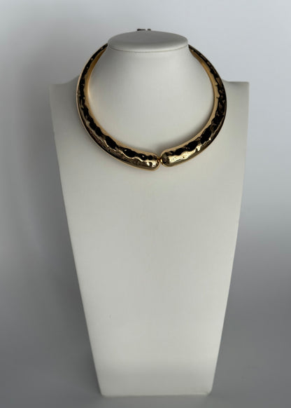 Collana rigida dorata effetto martellato