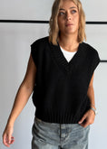Carica l'immagine nel visualizzatore della galleria, Gilet in maglia nero con scollo V - ZAHJR
