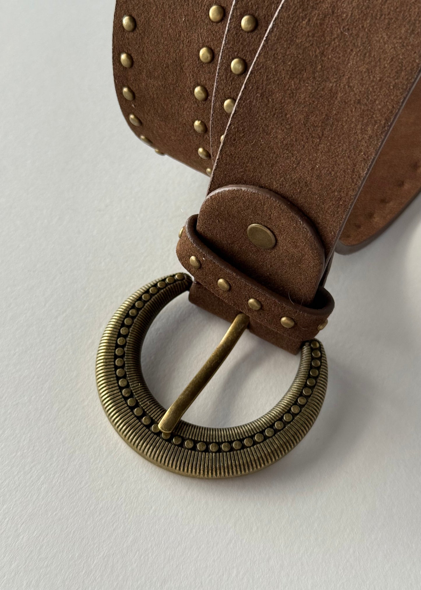 Cintura in camoscio marrone con borchie e fibbia vintage