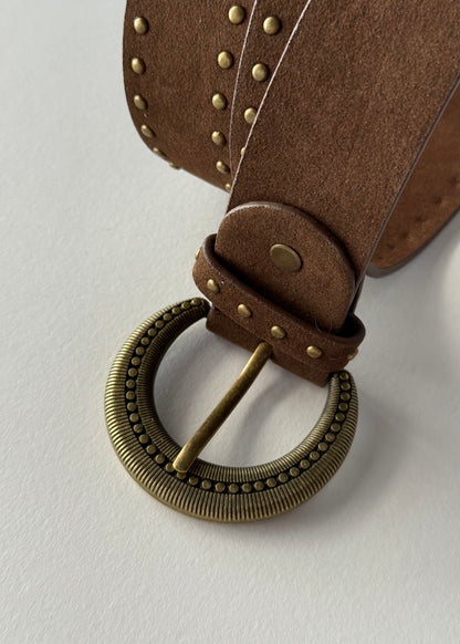 Cintura in camoscio marrone con borchie e fibbia vintage
