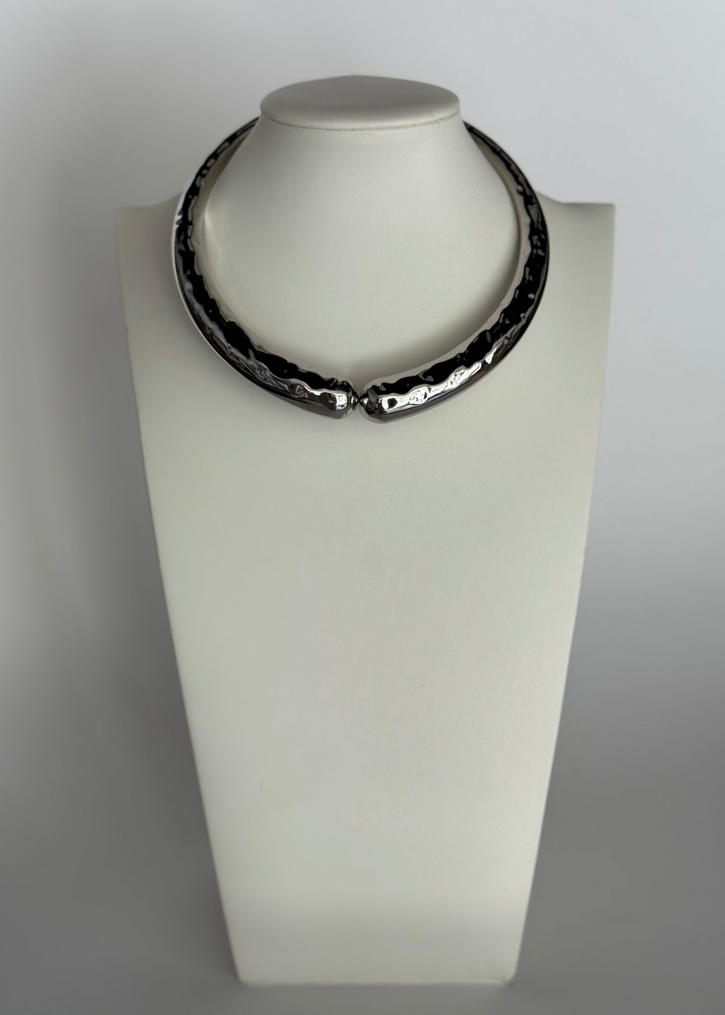 Collana rigida argentata effetto martellato