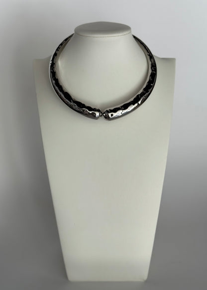 Collana rigida argentata effetto martellato