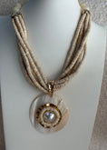 Carica l'immagine nel visualizzatore della galleria, Collana multifilo beige con pendente madreperla
