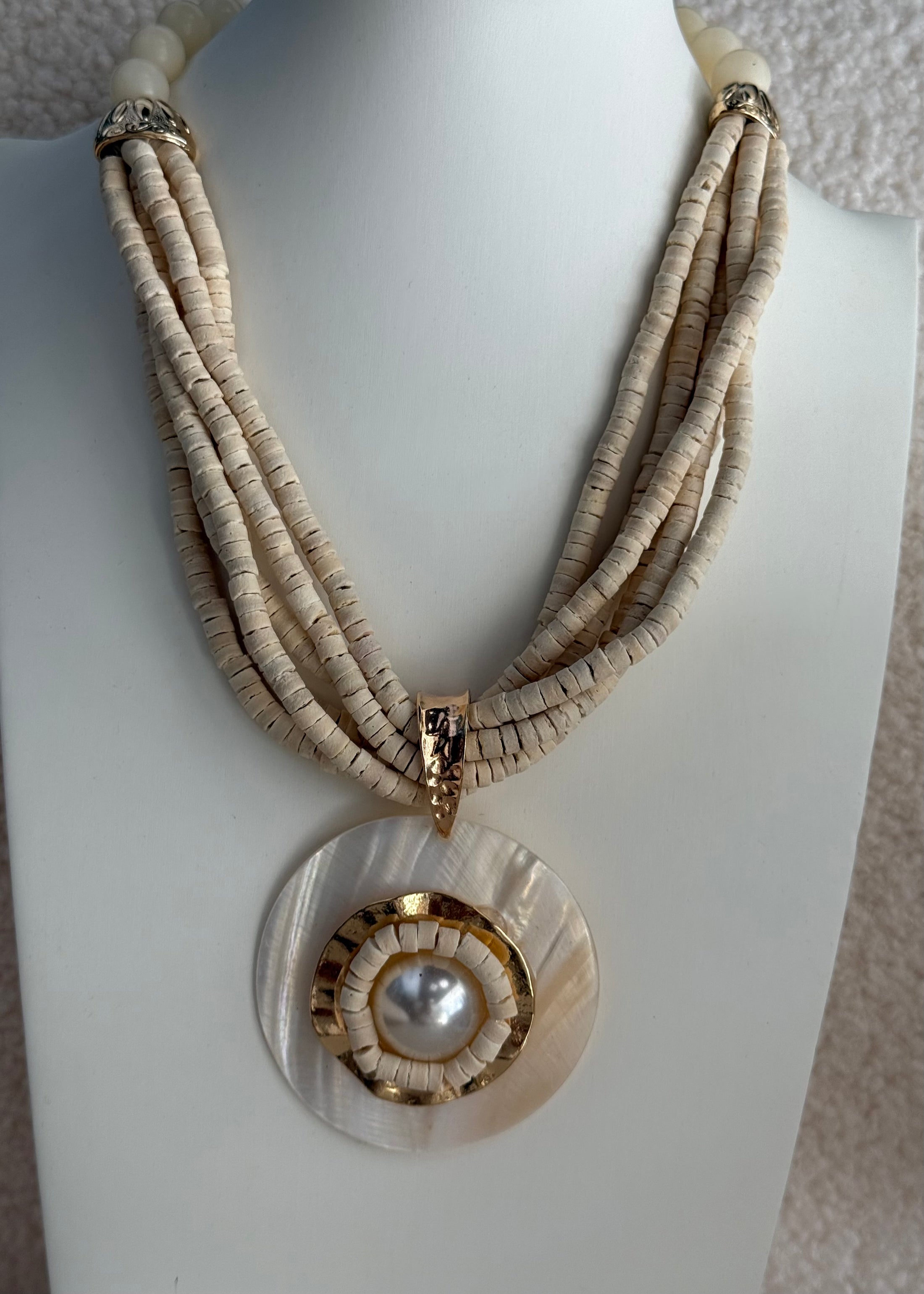 Collana multifilo beige con pendente madreperla