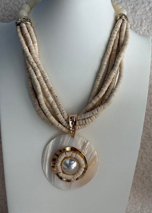 Collana multifilo beige con pendente madreperla