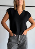 Carica l'immagine nel visualizzatore della galleria, Gilet in maglia con scollo V nero - ZAHJR
