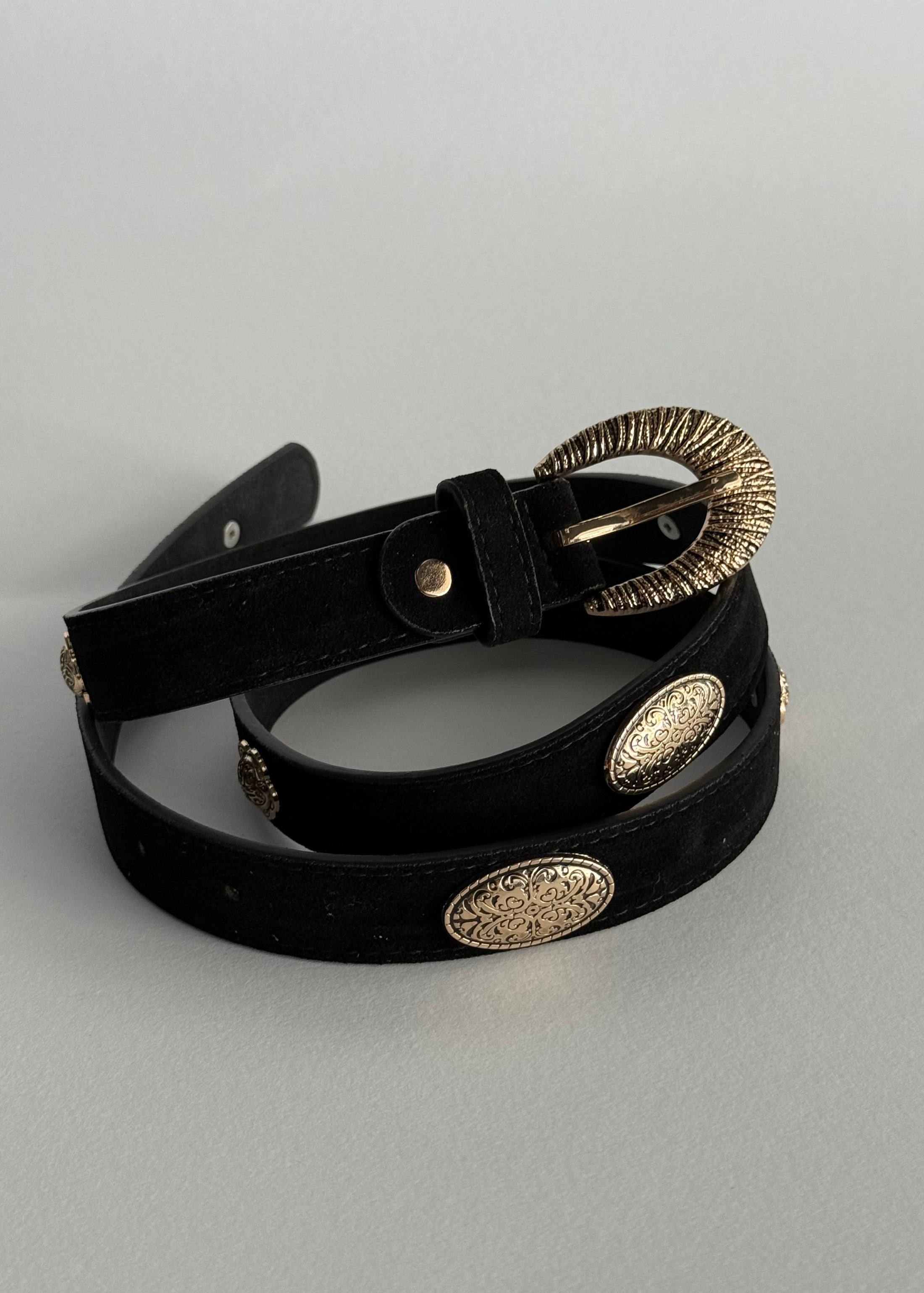 Cintura in suede nera con fibbia decorata