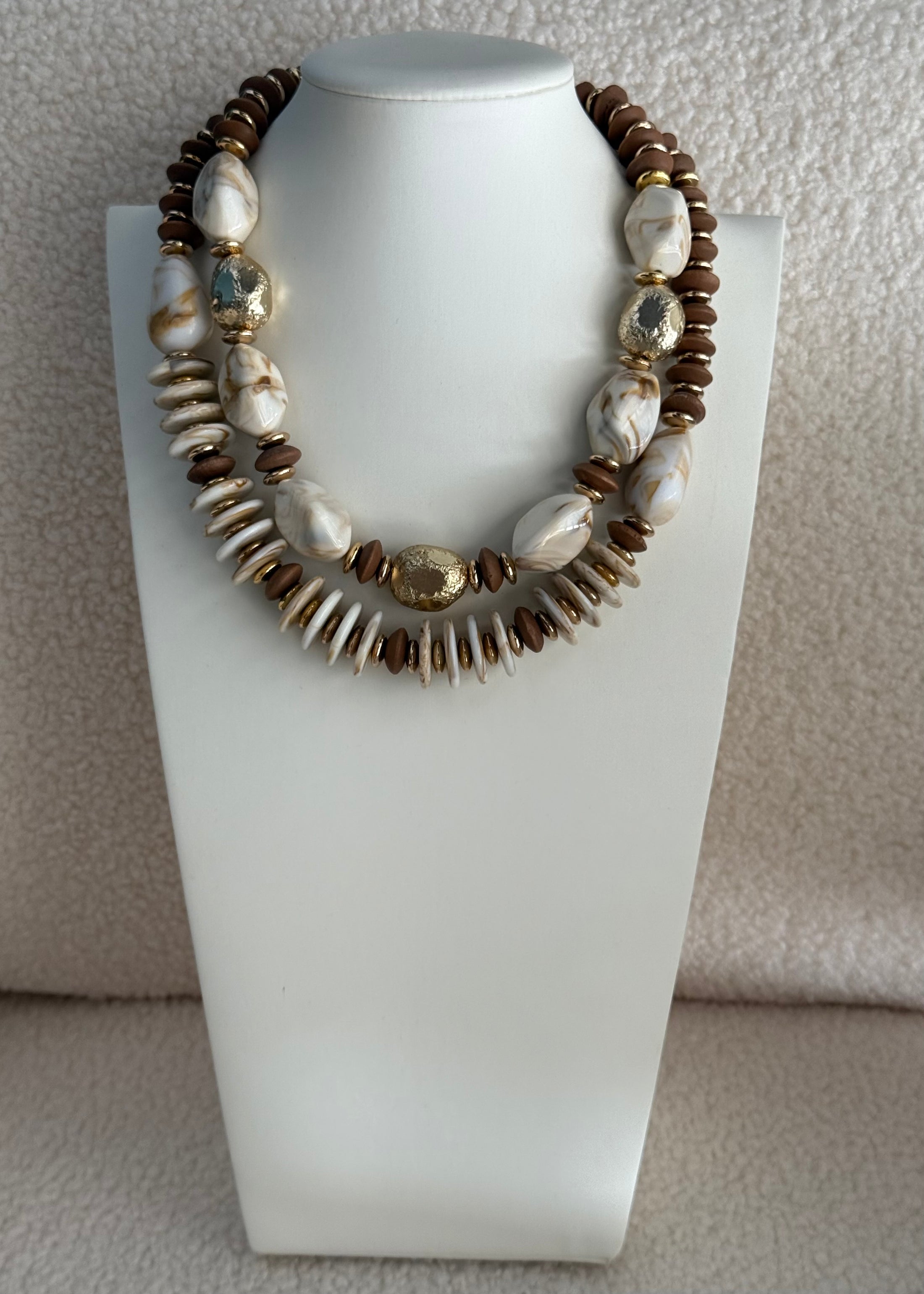 Collana beige e marrone con dettagli oro