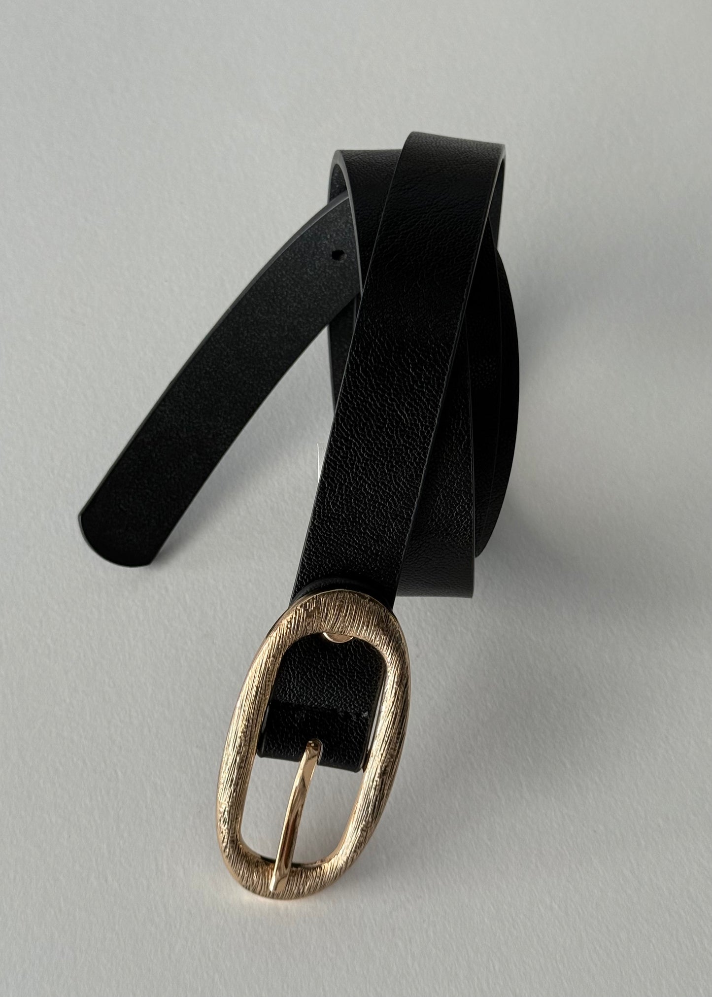 Cintura nera con fibbia dorata ovale