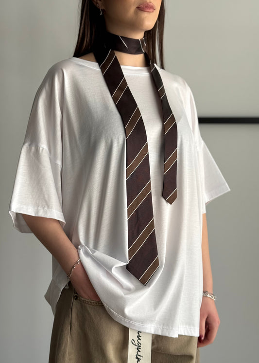 T-shirt ZAHJR over con cravatta