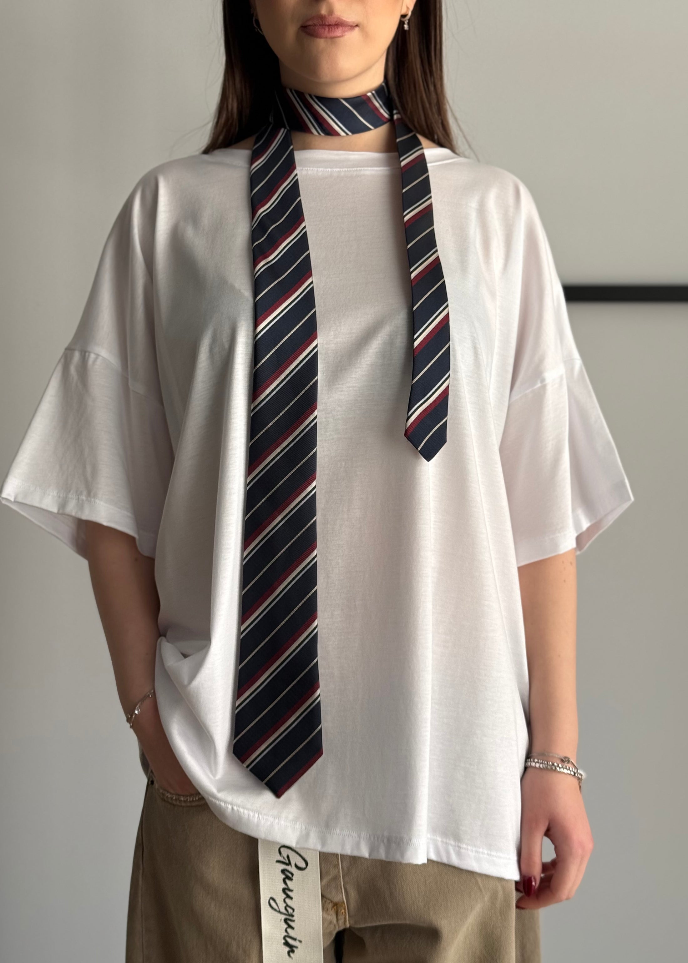 T-shirt ZAHJR over con cravatta