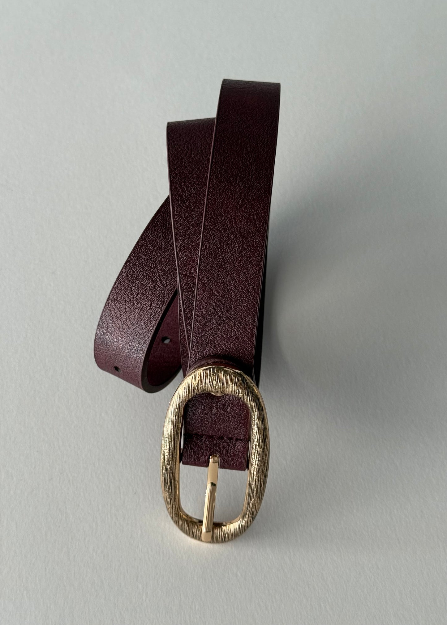 Cintura bordeaux con fibbia dorata ovale