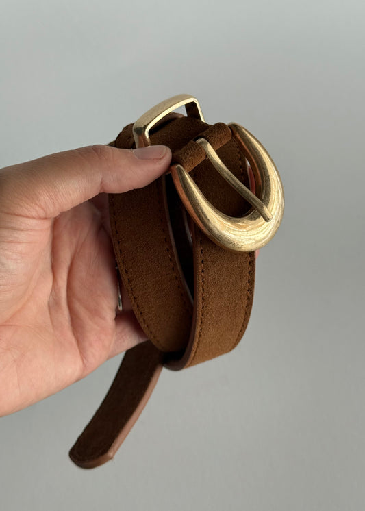 Cintura in suede camel con fibbia dorata