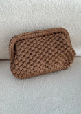 Carica l'immagine nel visualizzatore della galleria, Clutch intrecciata cammello
