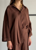 Carica l'immagine nel visualizzatore della galleria, Camicia satin oversize marrone
