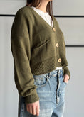 Carica l'immagine nel visualizzatore della galleria, Cardigan ZAHJR militare con bottoni in legno
