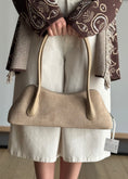 Carica l'immagine nel visualizzatore della galleria, Borsa a spalla THEVICE in suede avorio
