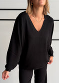 Carica l'immagine nel visualizzatore della galleria, Maglia over nera scollo a V - KONTATTO
