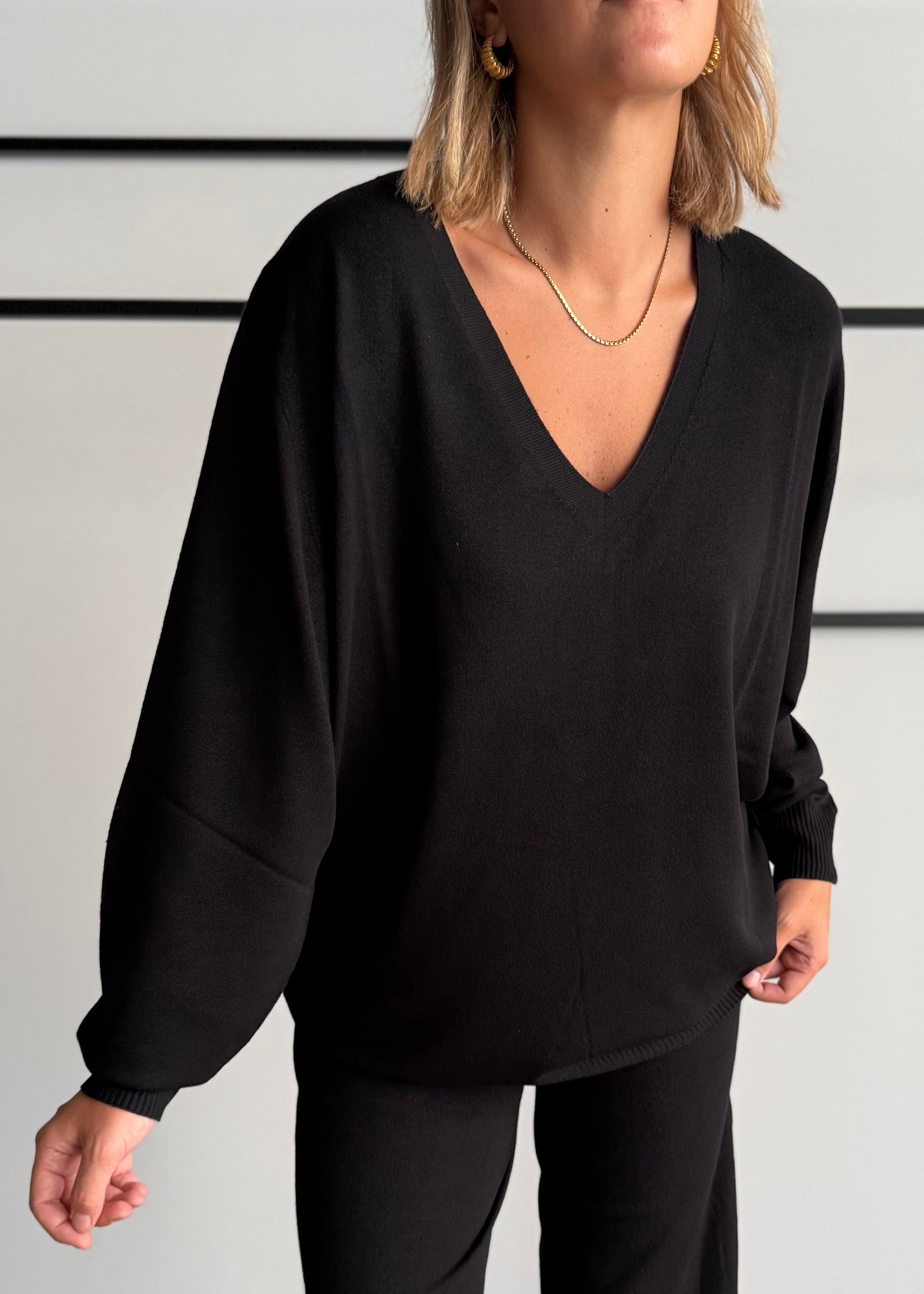 Maglia over nera scollo a V - KONTATTO