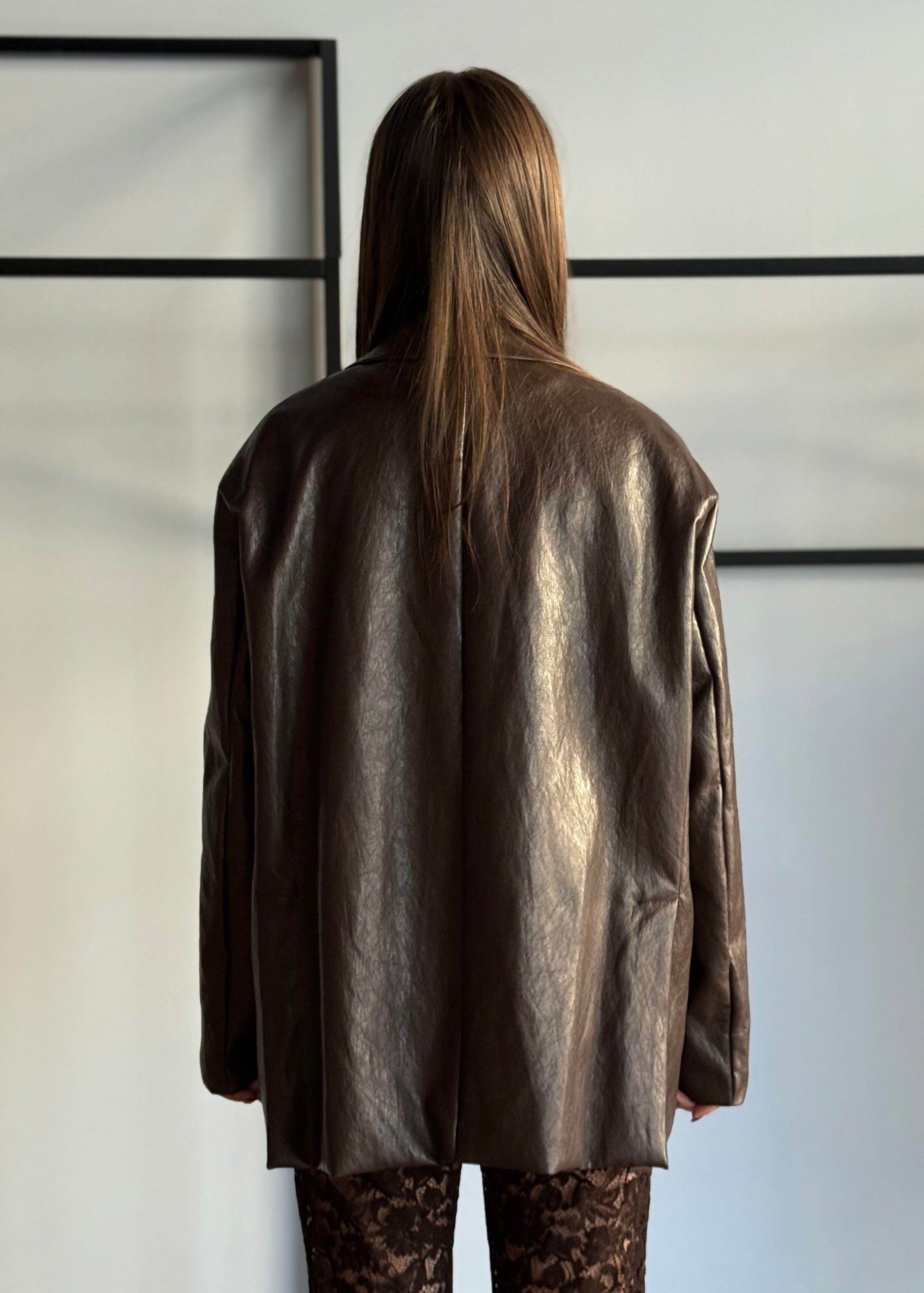 Blazer oversize in ecopelle marrone con chiusura a bottoni -PHILIALOFT