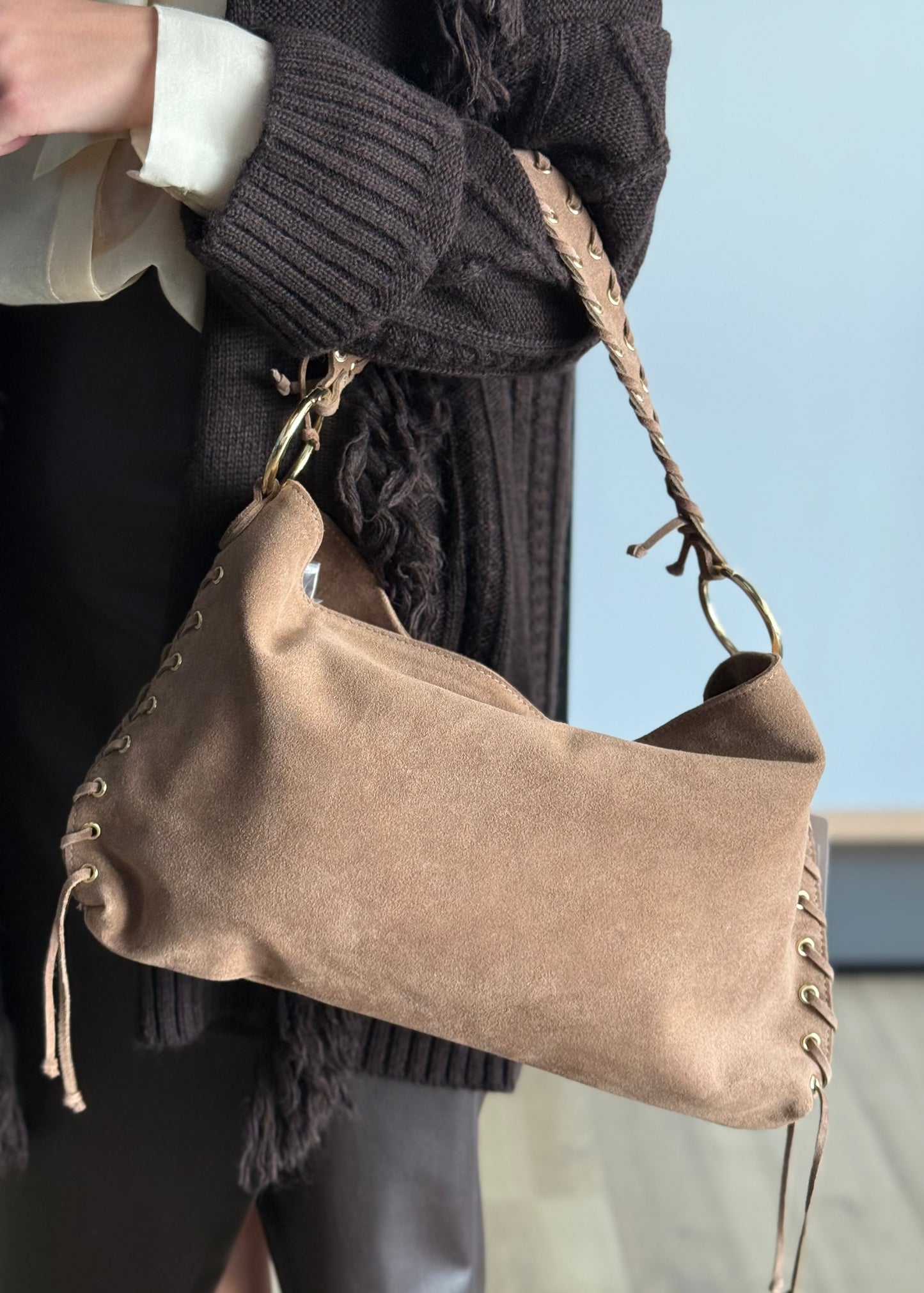 Borsa a spalla in suede con dettagli intrecciati e anelli dorati