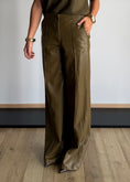 Carica l'immagine nel visualizzatore della galleria, Pantalone wide leg effetto pelle olio - ZAHJR
