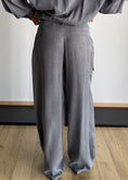 Carica l'immagine nel visualizzatore della galleria, Pantalone cargo wide leg grigio - ZAHJR
