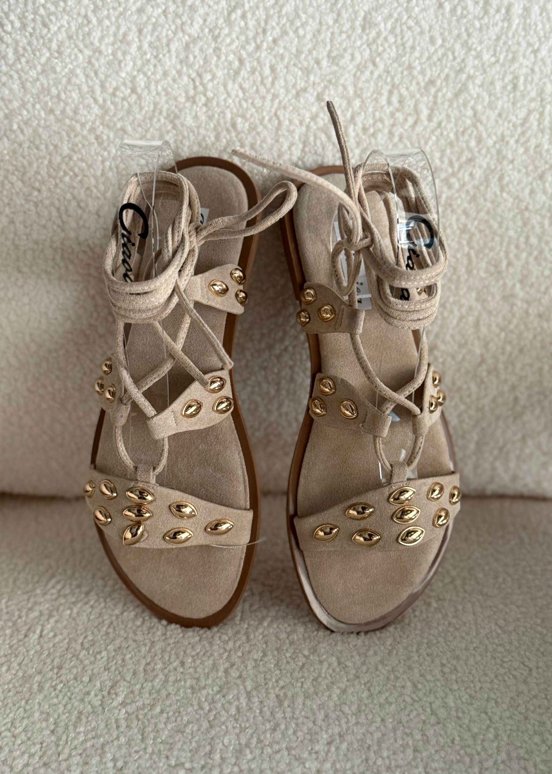 Sandali THEVICE con borchie oro beige