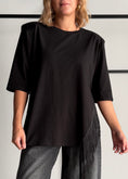 Carica l'immagine nel visualizzatore della galleria, T-shirt asimmetrica nera con frange - KONTATTO
