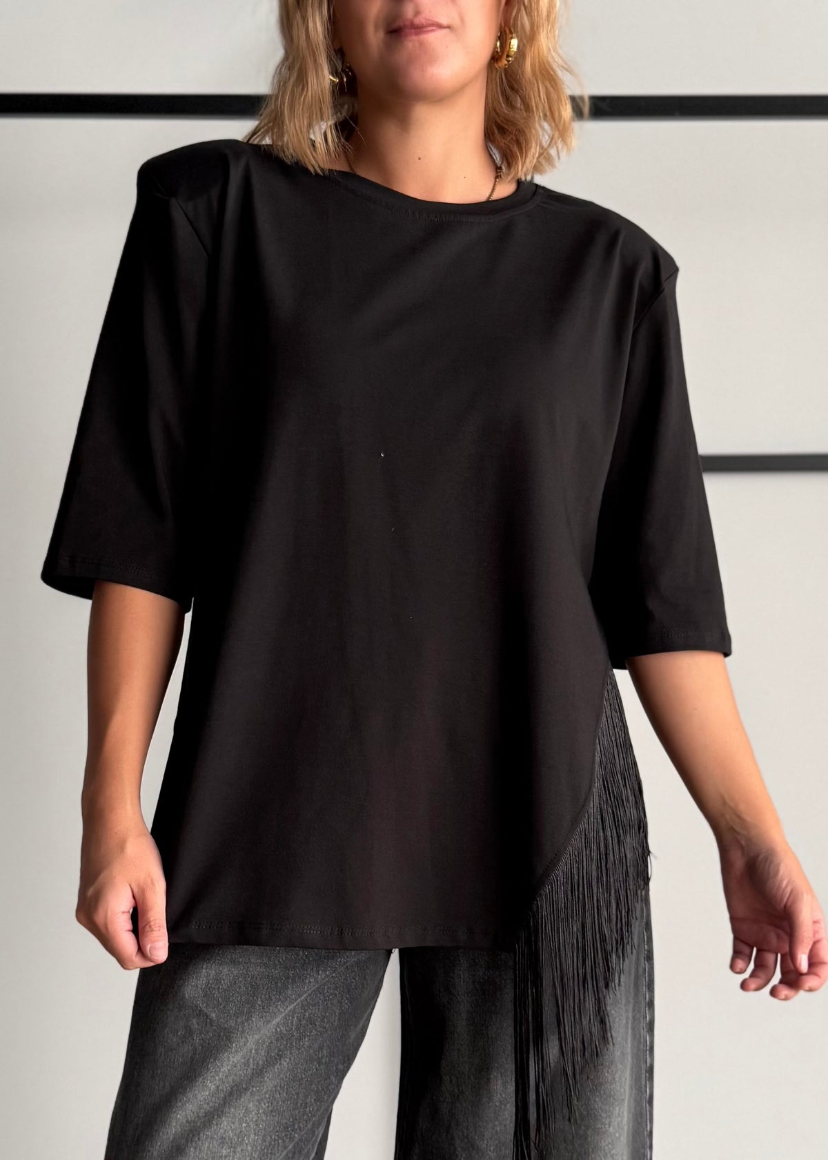 T-shirt asimmetrica nera con frange - KONTATTO