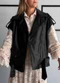 Carica l'immagine nel visualizzatore della galleria, Gilet biker nero effetto pelle intrecciata - ZAHJR
