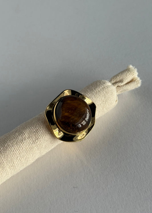 Anello dorato con pietra effetto occhio di tigre