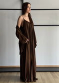 Carica l'immagine nel visualizzatore della galleria, Abito lungo ZAHJR in satin moro
