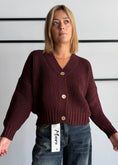 Carica l'immagine nel visualizzatore della galleria, Cardigan chunky vino con bottoni - ZAHJR
