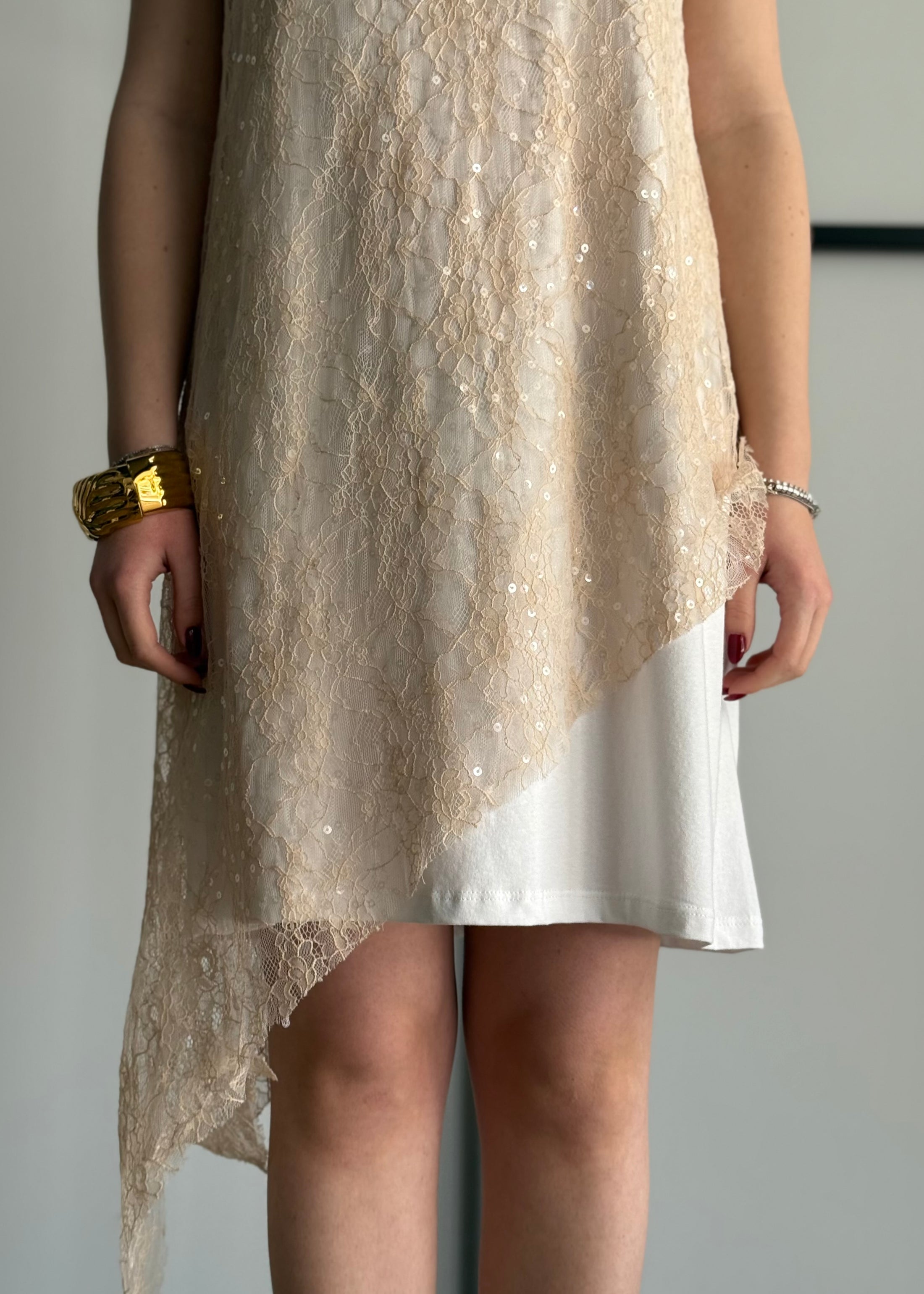 Abito KIKISIX con top in pizzo e t-shirt
