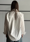 Carica l'immagine nel visualizzatore della galleria, Camicia THEVICE over bianca
