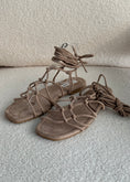 Carica l'immagine nel visualizzatore della galleria, Sandali alla schiava in suede beige
