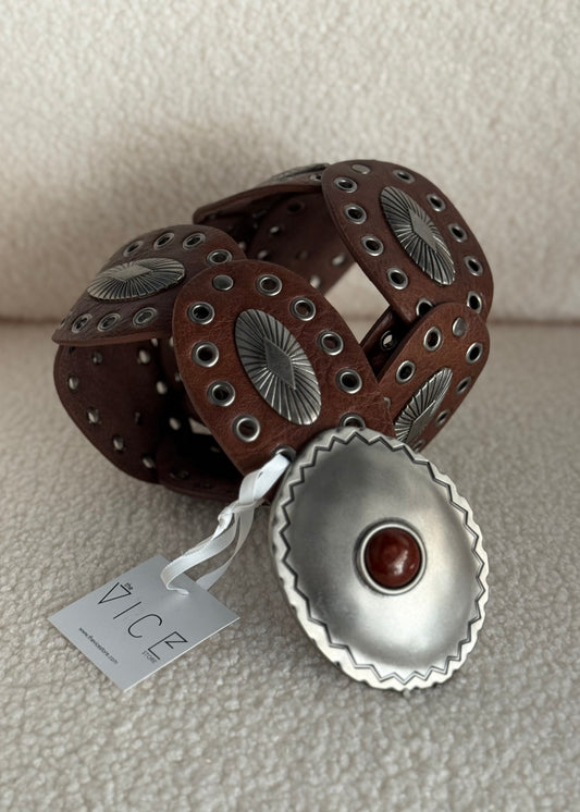 Cintura THEVICE con Conchos in Metallo e Fibia Decorata