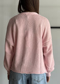 Carica l'immagine nel visualizzatore della galleria, Cardigan ZAHJR rosa con bottoni in legno
