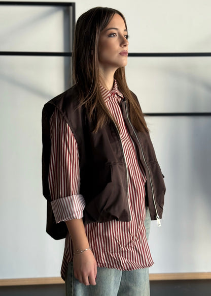 Gilet moro con zip e tasche frontali