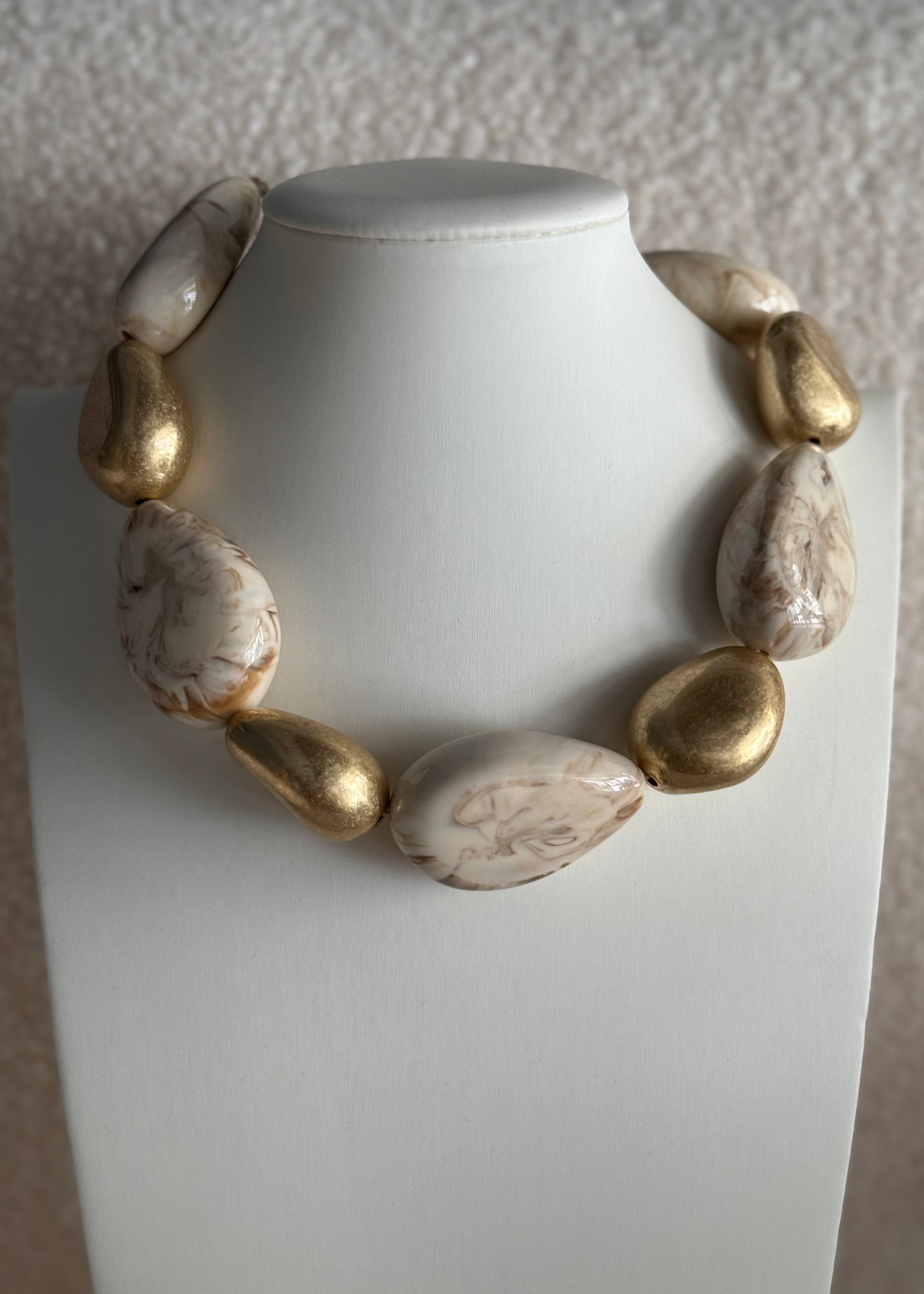 Collana girocollo con pietre effetto marmo