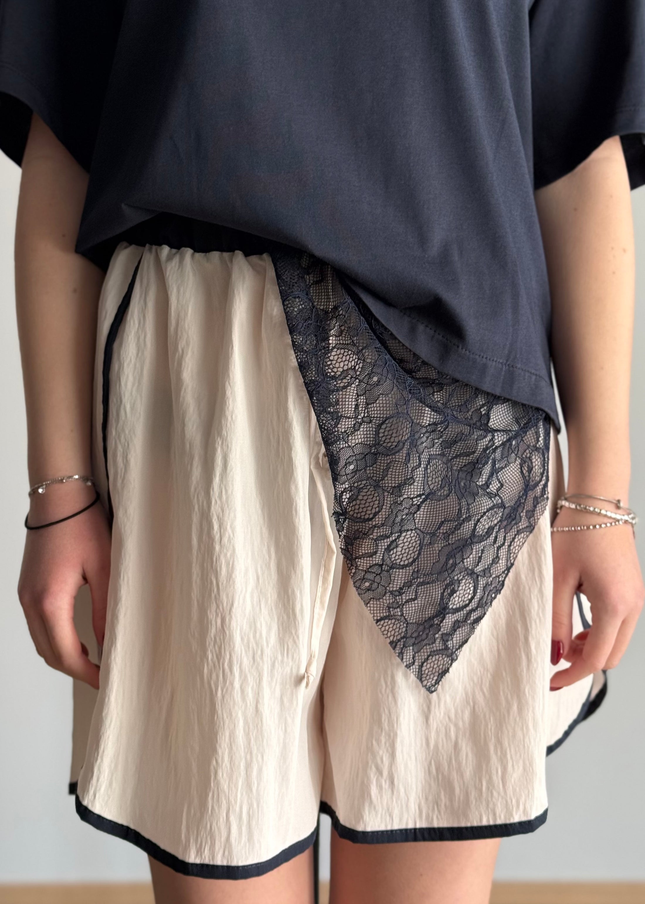 Shorts KIKISIX con profili a contrasto