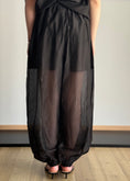 Carica l'immagine nel visualizzatore della galleria, Pantalone balloon trasparente nero
