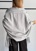 Carica l'immagine nel visualizzatore della galleria, Mantella in maglia grigio con frange - ZAHJR
